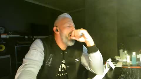 Chico que rico Caliente online show from 12/05/25, 02:09