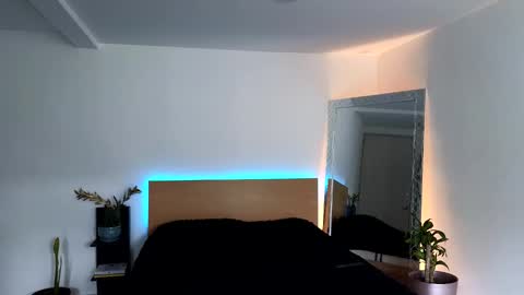  R U S S E L L  online show from 09/19/25, 01:12