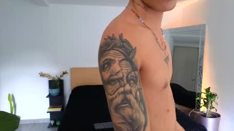  R U S S E L L  online show from 09/22/25, 09:17