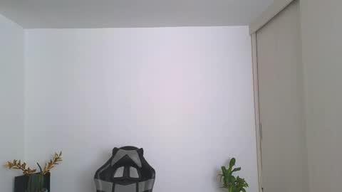  R U S S E L L  online show from 09/23/25, 08:01