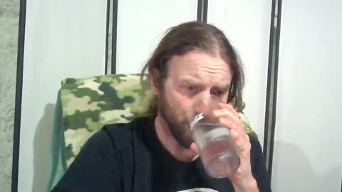 Snapshot of rwb1982 chatting on 04/19/26, 08:11 rwb1982 online show from 04/19/26, 08:11
