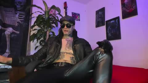 Snapshot of ryuk_it chatting on 10/07/25, 01:41 leopmonk help me reach 100 thumbs up online show from 10/07/25, 01:41