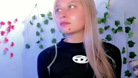 Snapshot of sabrinaexpositoxx chatting on 02/03/25, 05:40 SABRI online show from 02/03/25, 05:40