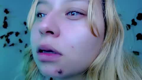 Snapshot of sabrinaexpositoxx chatting on 03/08/25, 01:39 SABRI online show from 03/08/25, 01:39