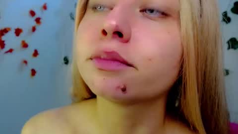 Snapshot of sabrinaexpositoxx chatting on 03/08/25, 04:45 SABRI online show from 03/08/25, 04:45