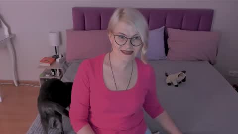 Sabrina MacMarren online show from 03/12/25, 02:45