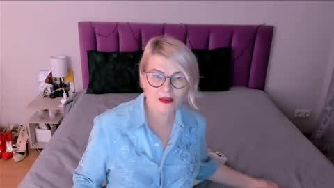 Sabrina MacMarren online show from 12/22/25, 01:41