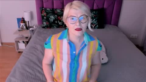 Snapshot of sabrinamacmarren chatting on 01/17/26, 02:22 Sabrina MacMarren online show from 01/17/26, 02:22