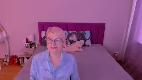 Snapshot of sabrinamacmarren chatting on 02/01/26, 01:20 Sabrina MacMarren online show from 02/01/26, 01:20