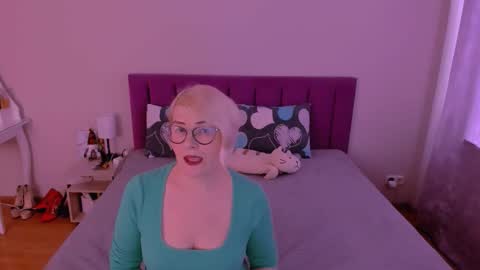 Snapshot of sabrinamacmarren chatting on 02/02/26, 09:30 Sabrina MacMarren online show from 02/02/26, 09:30