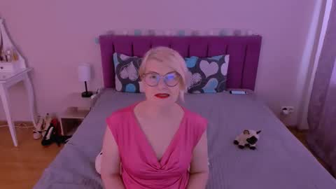 Snapshot of sabrinamacmarren chatting on 02/12/26, 09:04 Sabrina MacMarren online show from 02/12/26, 09:04