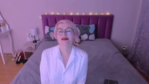 Snapshot of sabrinamacmarren chatting on 02/14/26, 05:53 Sabrina MacMarren online show from 02/14/26, 05:53