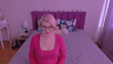 Snapshot of sabrinamacmarren chatting on 02/15/26, 09:19 Sabrina MacMarren online show from 02/15/26, 09:19