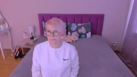 Snapshot of sabrinamacmarren chatting on 02/17/26, 06:43 Sabrina MacMarren online show from 02/17/26, 06:43