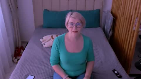 Snapshot of sabrinamacmarren chatting on 03/01/26, 09:00 Sabrina MacMarren online show from 03/01/26, 09:00