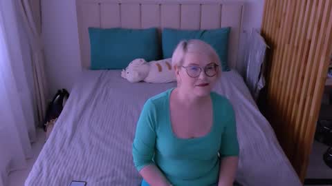 Sabrina MacMarren online show from 03/09/26, 08:18