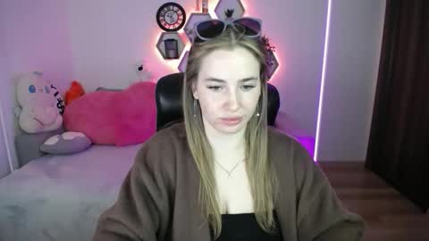 Snapshot of sabrinviolet chatting on 05/05/26, 08:11 Sabrina Violet online show from 05/05/26, 08:11