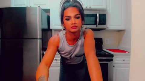 Snapshot of sacha_candy chatting on 02/08/25, 01:22 Sacha online show from 02/08/25, 01:22