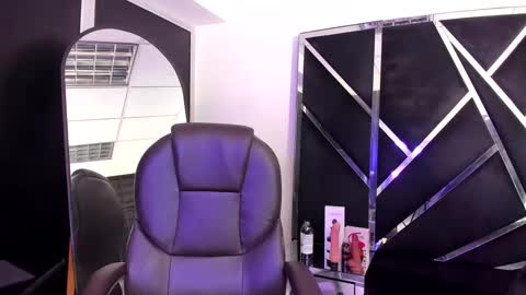 salmaportman_ online show from 10/21/25, 03:29