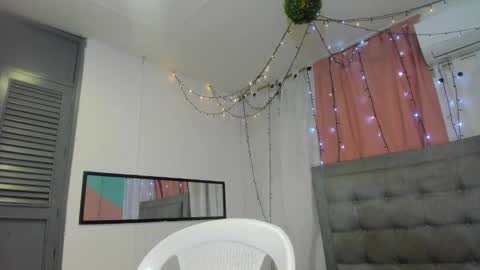 Snapshot of salome_domi chatting on 01/28/25, 03:47 salome online show from 01/28/25, 03:47