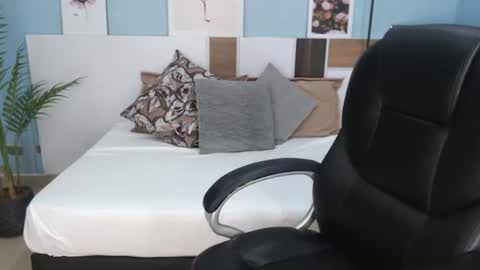 Snapshot of salome_veles chatting on 07/27/26, 06:04 salome_veles online show from 07/27/26, 06:04