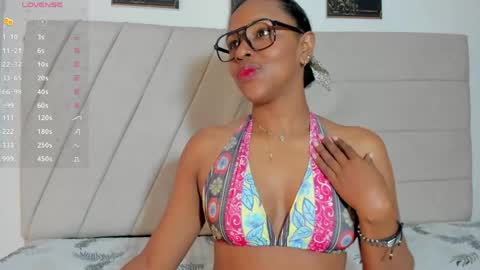 samaraa_smith1 online show from 04/25/26, 12:19