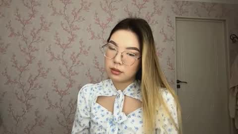 Snapshot of sammiesilvis chatting on 03/04/26, 09:04 Elina online show from 03/04/26, 09:04