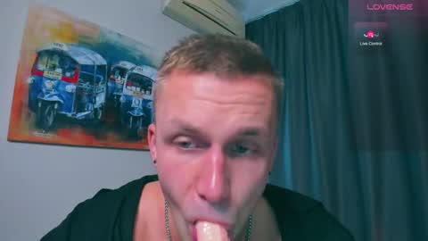 Snapshot of samuel_andrew chatting on 02/13/25, 03:29 Samuel online show from 02/13/25, 03:29