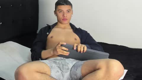 Snapshot of samuelholt chatting on 10/03/25, 05:10 Samuel online show from 10/03/25, 05:10