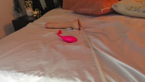 Snapshot of samy_ross_ chatting on 12/17/24, 10:22 Find me at when im offline here. online show from 12/17/24, 10:22