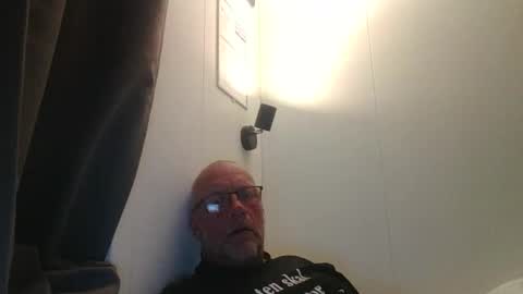 sandnesrune523 online show from 04/19/26, 08:57