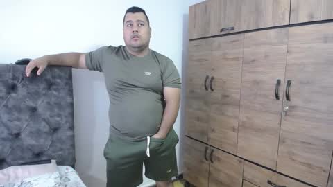 Snapshot of santi_hothot chatting on 09/26/25, 04:00 Santiago online show from 09/26/25, 04:00