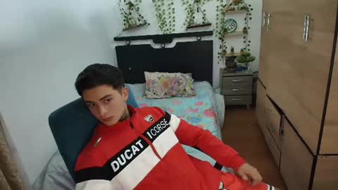 Snapshot of santi_ss chatting on 07/31/26, 12:43 santi_ss online show from 07/31/26, 12:43