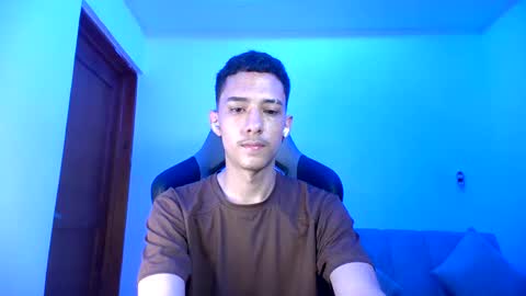 santi_twink19 online show from 02/01/25, 12:07