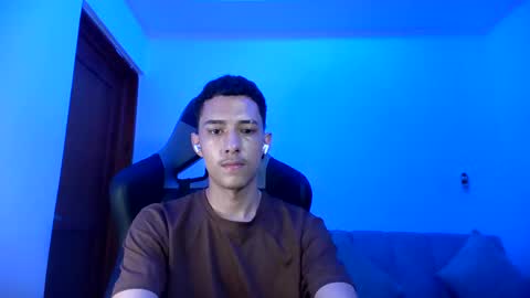 santi_twink19 online show from 02/01/25, 03:08