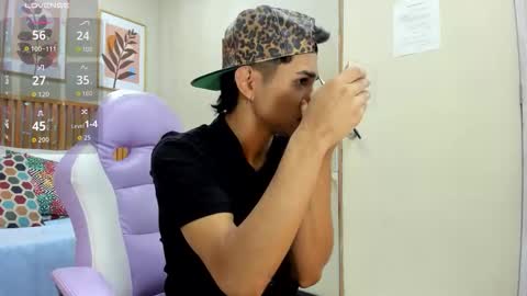 Snapshot of santiago_johnson_ chatting on 09/15/25, 01:22 santiago_johnson_ online show from 09/15/25, 01:22