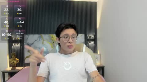 santiago_russo18 online show from 11/17/25, 01:33