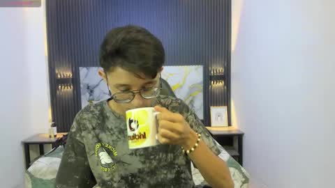 santiago_russo18 online show from 02/15/26, 08:27