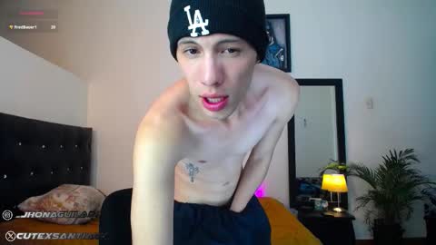 Snapshot of santiagocutex chatting on 09/18/25, 06:48 SANTAGO online show from 09/18/25, 06:48