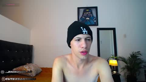 Snapshot of santiagocutex chatting on 09/19/25, 04:25 SANTAGO online show from 09/19/25, 04:25