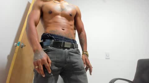 Snapshot of santiagogtx chatting on 12/31/24, 03:45 Santiago online show from 12/31/24, 03:45