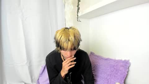 Snapshot of santy_kitty chatting on 12/15/24, 03:24 kitty online show from 12/15/24, 03:24