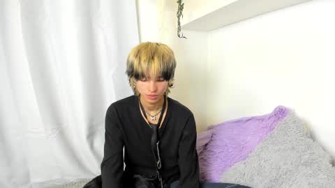 Snapshot of santy_kitty chatting on 12/18/24, 03:04 kitty online show from 12/18/24, 03:04