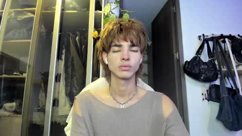 Snapshot of santy_kitty chatting on 01/27/25, 11:54 kitty online show from 01/27/25, 11:54