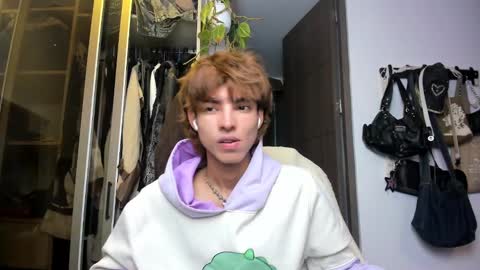 Snapshot of santy_kitty chatting on 02/04/25, 01:34 kitty online show from 02/04/25, 01:34