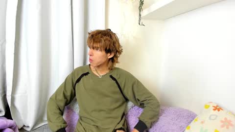 Snapshot of santy_kitty chatting on 02/18/25, 01:32 kitty online show from 02/18/25, 01:32