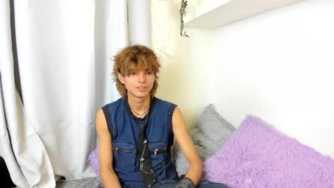 Snapshot of santy_kitty chatting on 02/21/25, 03:23 kitty online show from 02/21/25, 03:23