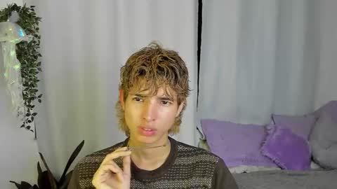 Snapshot of santy_kitty chatting on 09/29/25, 02:49 kitty online show from 09/29/25, 02:49