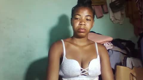 Snapshot of sanyah0123 chatting on 11/15/25, 11:32 sanyah0123 online show from 11/15/25, 11:32