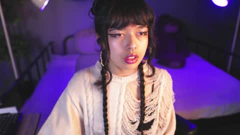 Snapshot of saphyralux chatting on 05/20/26, 10:27 saphyralux online show from 05/20/26, 10:27